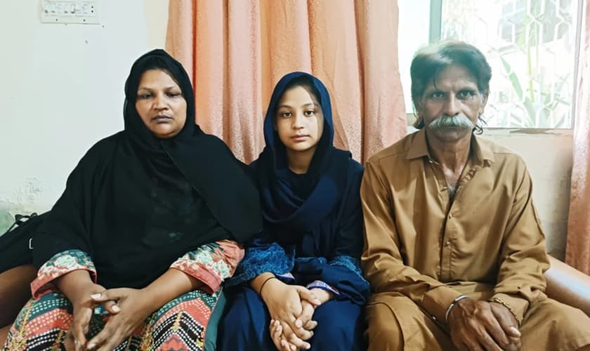 Nayab Gill e sua família. (Foto: Global Christian Relief).
