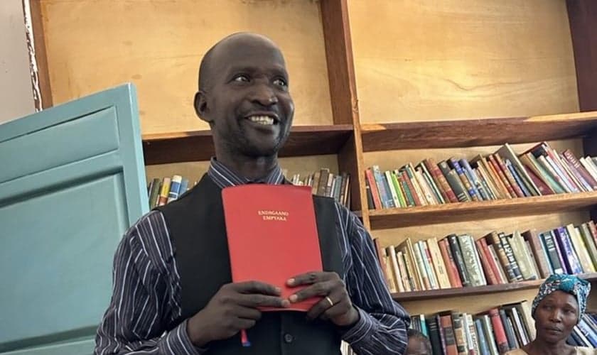 Africano com a Bíblia. (Foto: Reprodução/Wycliffe USA)