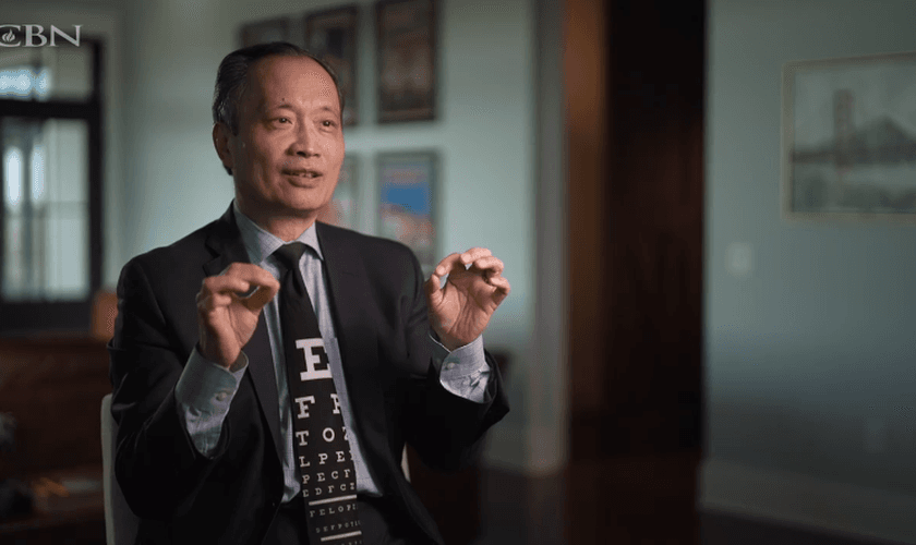 O Dr. Ming Wang se tornou cristão durante a universidade de medicina. (Foto: Reprodução/CBN News).