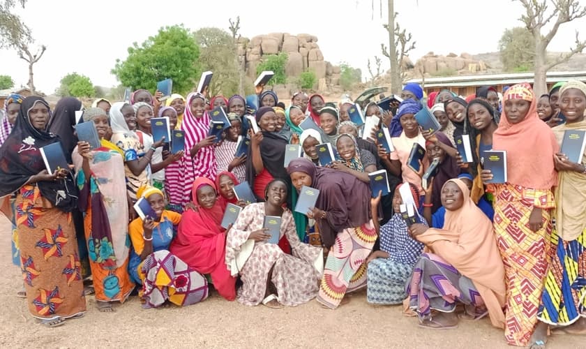 Cristãos recebem Bíblias em seu próprio idioma. (Foto representativa: Portas Abertas)
