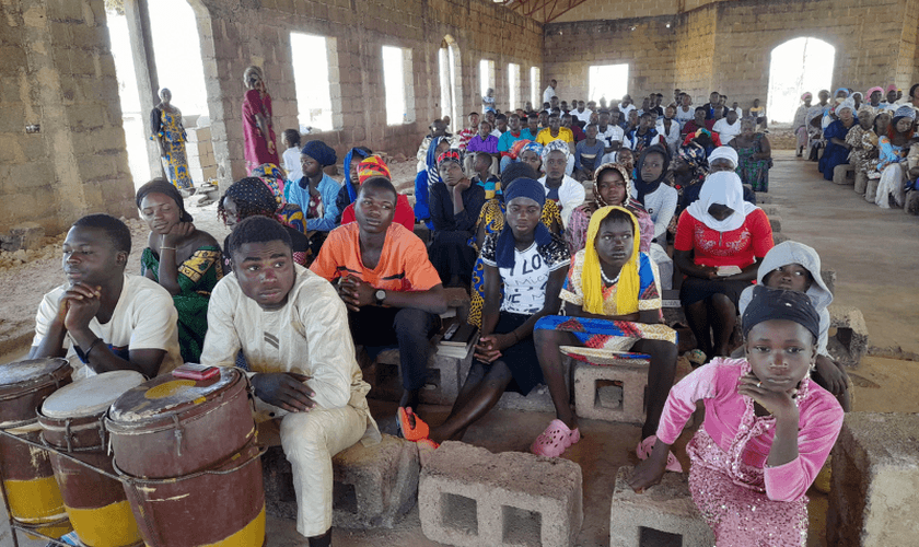 Após a reconstrução do telhado do templo, mais de 400 cristãos voltaram a cultuar. (Foto: International Christian Concern).