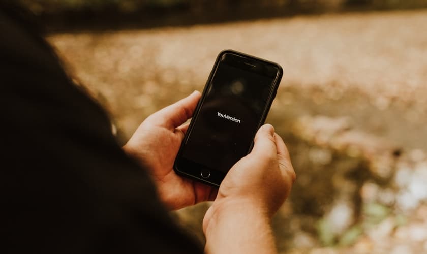 Mais de 11 milhões de downloads do YouVersion foram feitos no Brasil em 2023. (Foto: Imagem ilustrativa/Unsplash/Priscilla Du Preez).