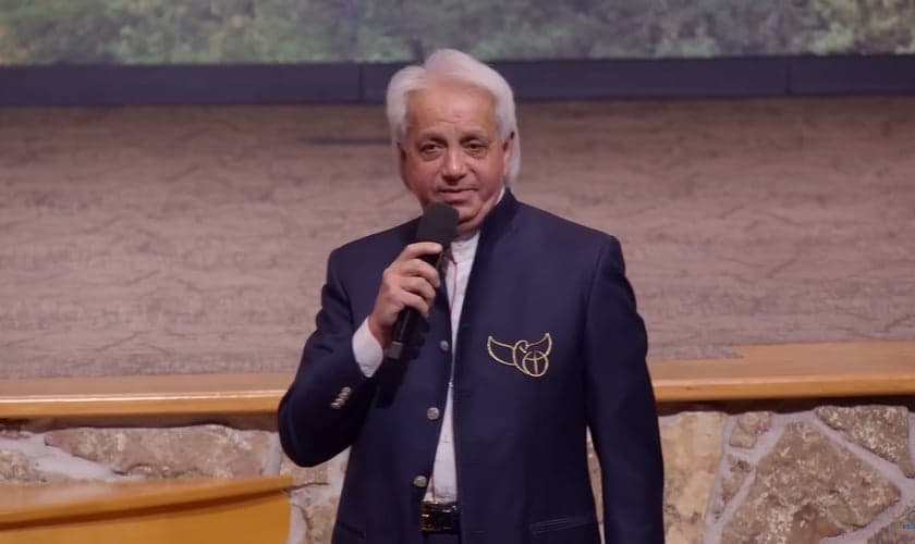 Benny Hinn. (Captura de tela/YouTube Andrew Wommack)