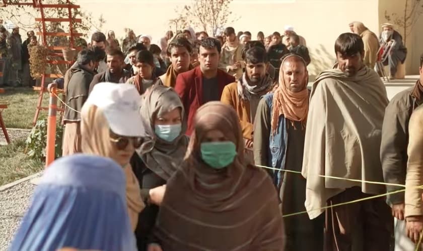 Afegãos enfrentam fila para conseguir alimento, em Cabul. (Captura de tela: YouTube BBC News Brasil)