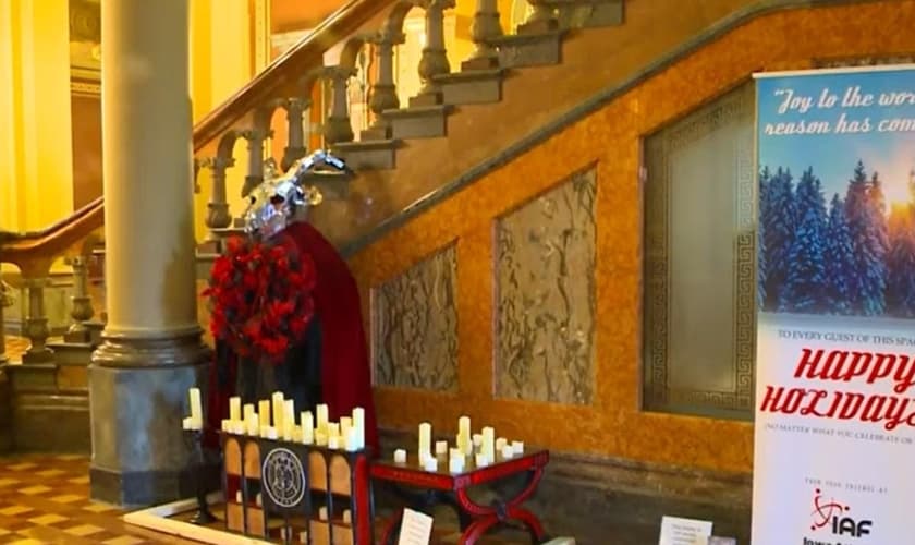 Estátua satânica exposta no governo de Iowa, EUA. (Captura de tela/YouTube KCCI)