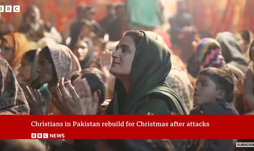 Celebração de Natal em igreja no Paquistão. (Foto: Reprodução/YouTube/BBC News).
