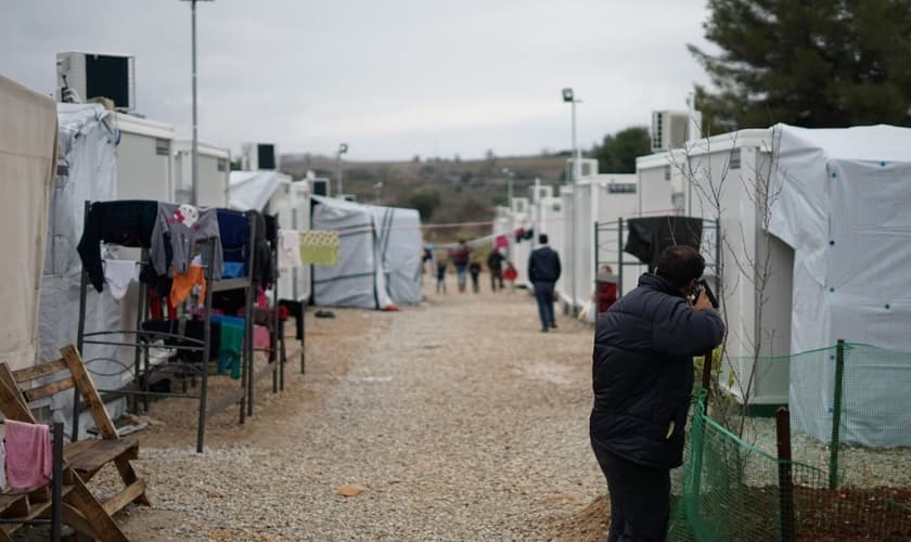 Refugiados em acampamento. (Foto: Reprodução/Unsplash/Julie Ricard)