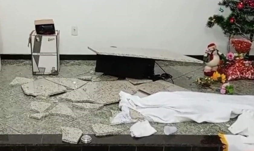 Os criminosos destruíram o altar da igreja em Vila Velha. (Foto: Reprodução/Arquivo pessoal).