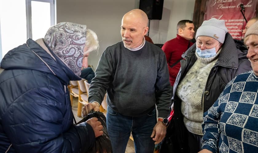 Mike com ucrânianos. (Foto: Reprodução/IMB)