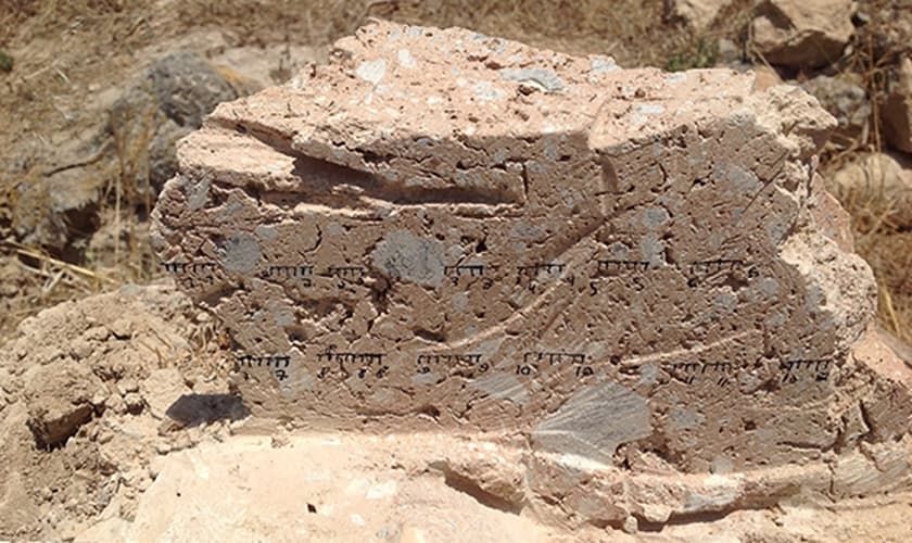 Um dos tijolos de barro queimados estudados. (Foto: Dr. Yoav Vaknin)