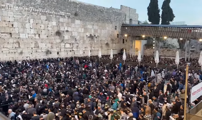 Judeus oram no Muro das Lamentações para que reféns em Gaza sejam libertos em segurança. (Captura de tela/YouTube/Aaron Kliegman)