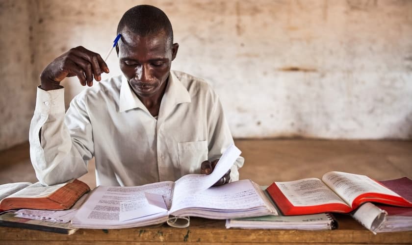 Tradutores da Bíblia continuam seus trabalhos em 2024. (Foto: Wycliffe Bible Translators USA) 