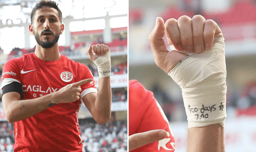 O jogador de futebol israelense do Antalyaspor, Sagiv Jehezkel, mostrou a mensagem escrita em seu pulso após seu gol. (Captura de tela/Halid Abdurrahman/X)