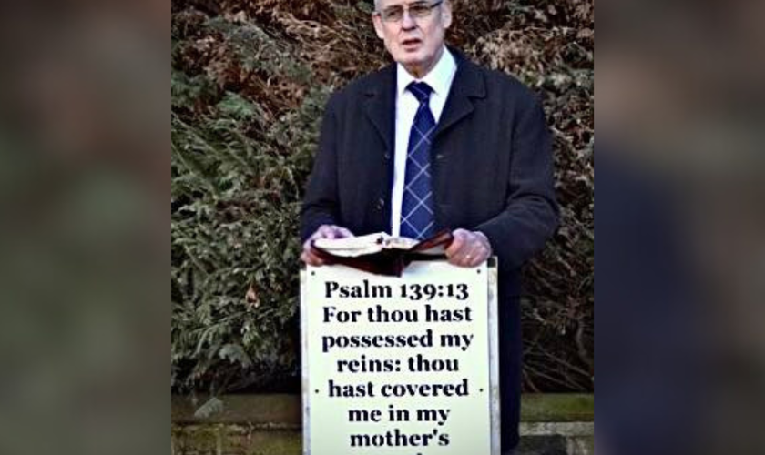 Stephen Green é processado por segurar placa com um versículo do Salmo 139 fora de uma clínica de aborto em Londres. (Foto: Christian Legal Centre)
