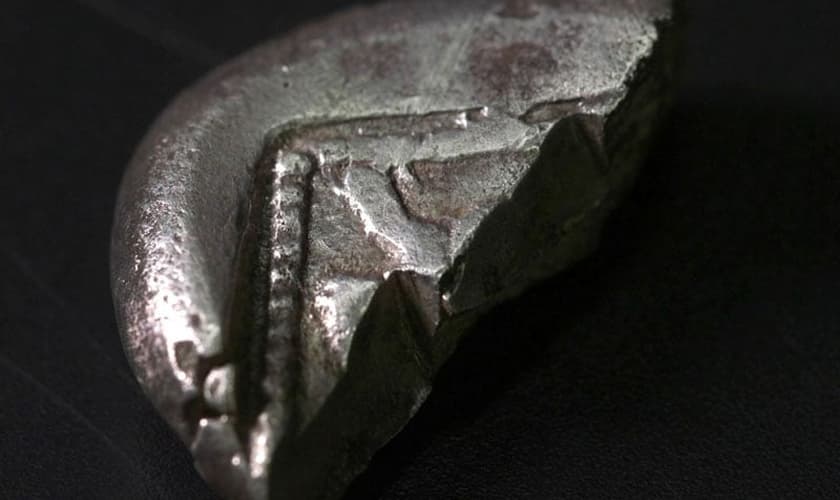 A moeda de prata rara encontrada na escavação. (Foto: AAI/Emil Aladjem)