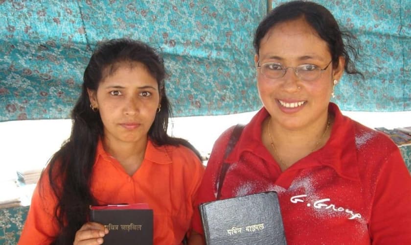 Mulheres com a Bíblia. (Foto: Reprodução/Bible Society)