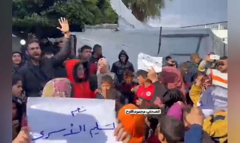 As crianças clamaram pelo fim da guerra ao Hamas em Deir al-Balah. (Foto: Reprodução/X/Avichay Adraee).