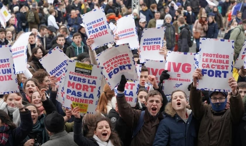Participantes de uma recente marcha pela vida em Paris, França. (Foto: Marche Pour La Vie)