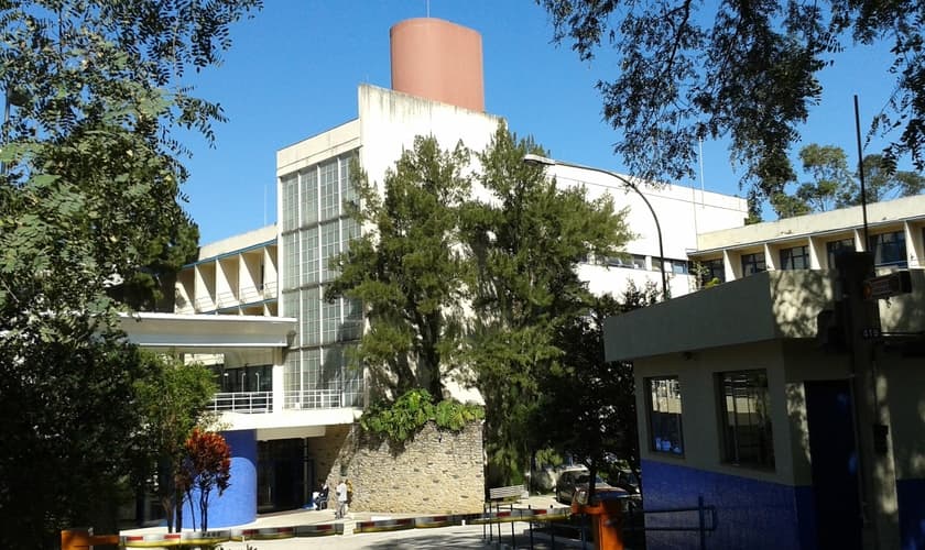 Vista da entrada do prédio da Escola de Enfermagem (EEUSP). (Foto: Ricardo Castellani / EEUSP)