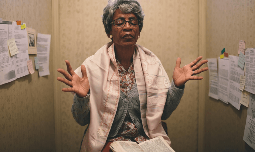 Cena do filme Quarto de Guerra, com a atriz Karen Abercrombie. (Foto: Reprodução/IMDb)