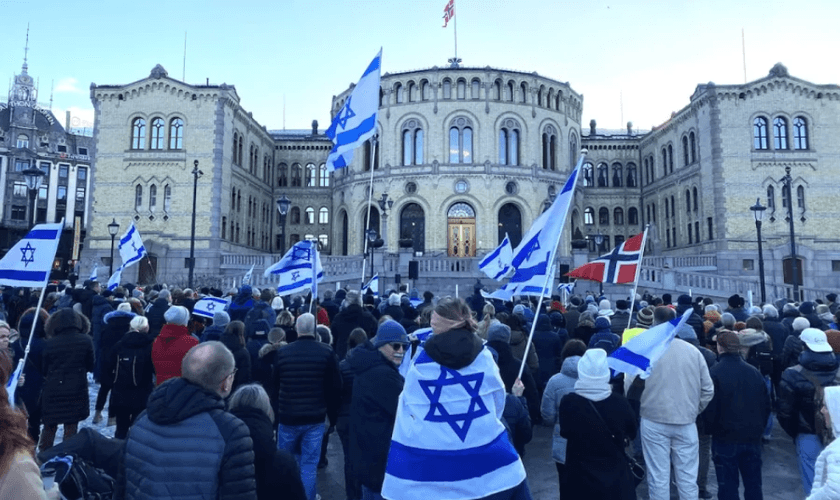 Manifestação cristã pró-Israel em frente ao parlamento norueguês (Foto: International Christian Embassy Jerusalem - ICEJ)