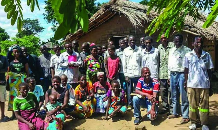 Luís Pereira em visita a uma congregação de aldeia atingida pelo ciclone em Moçambique. (Foto: Tim Brumfield/The Christian Chronicle).