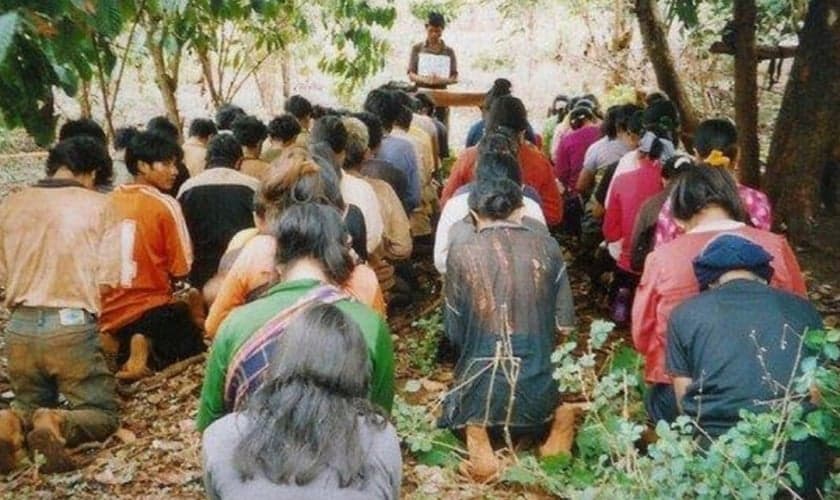 Cristãos reunidos para oração no quintal. (Foto: International Christian Concern)