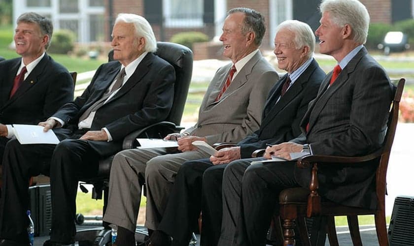 Billy Graham com George HW Bush, Jimmy Carter e Bill Clinton na inauguração da Biblioteca Billy Graham. (Foto: BGEA).