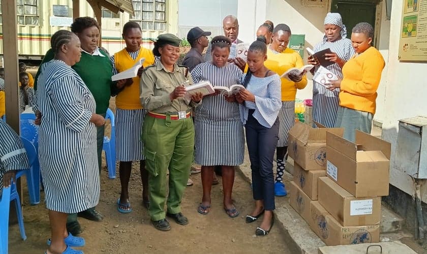 Distribuição de Bíblias em prisão no Quênia. (Foto: Imagem ilustrativa/Mission Cry).