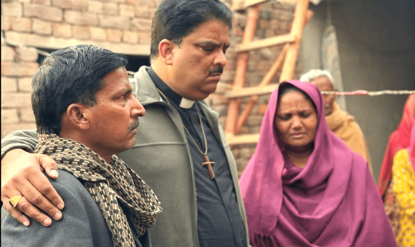 Abraham Daniel orando pelas vítimas do ataque. (Foto: Morning Star News).