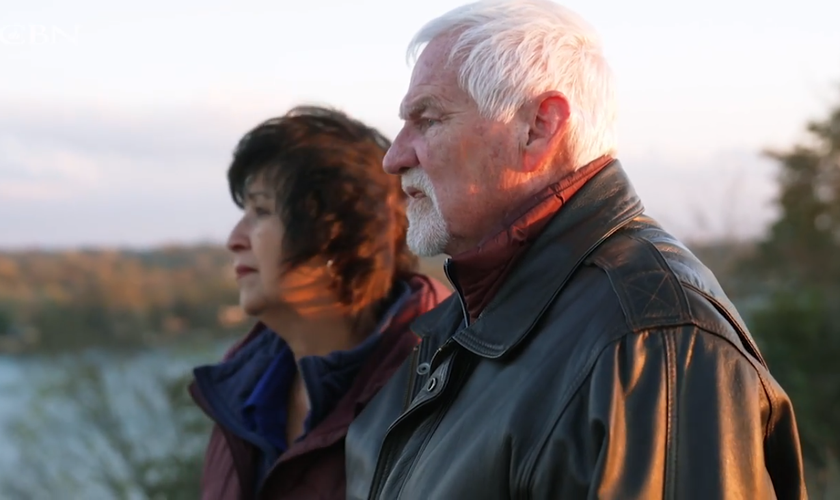 Bob e Carol sobreviveram a acidente de barco nos EUA. (Foto: Reprodução/CBN News).