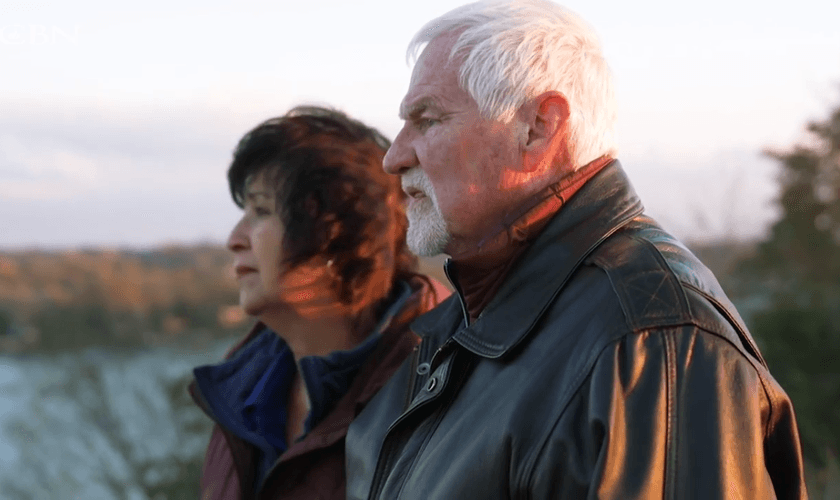 Bob e Carol sobreviveram a acidente de barco nos EUA. (Foto: Reprodução/CBN News).