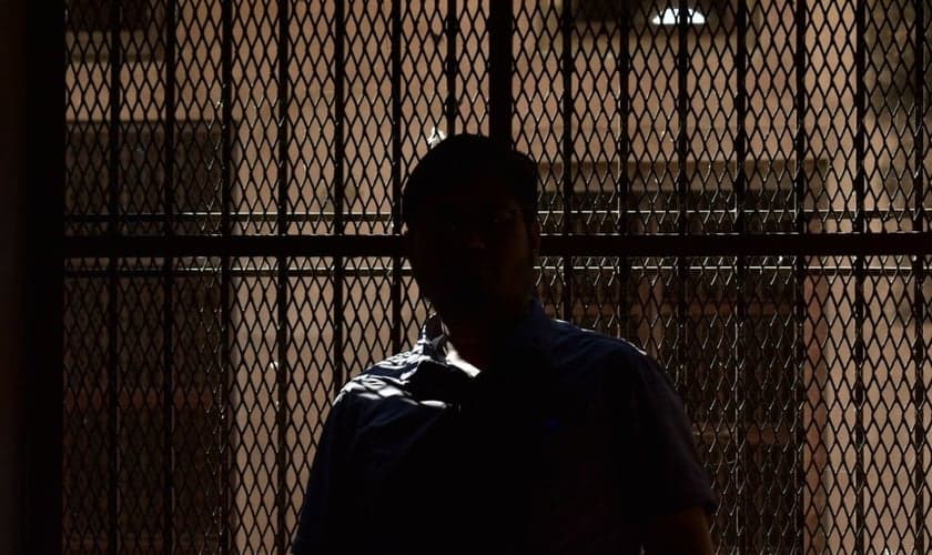 Homem na prisão. (Foto: Reprodução/Unsplash/Deepak Gupta)