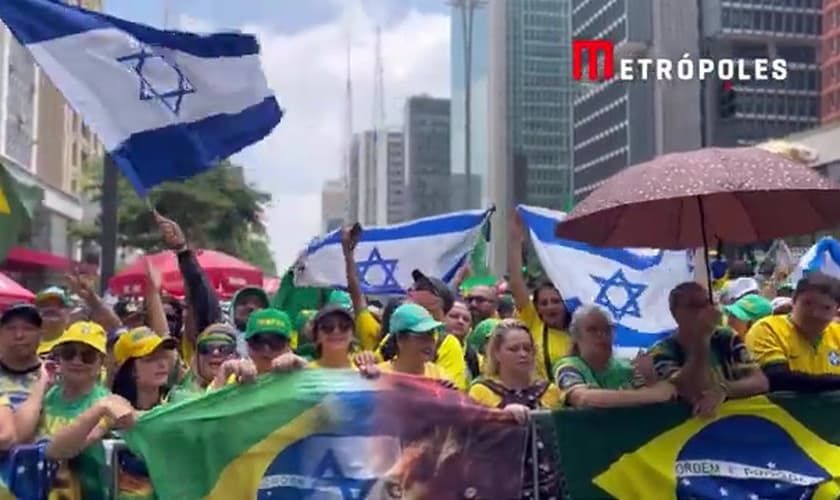 Bandeiras de Israel em meio a manifestantes na Paulista. (Captura de tela/YouTube/Metrópoles)