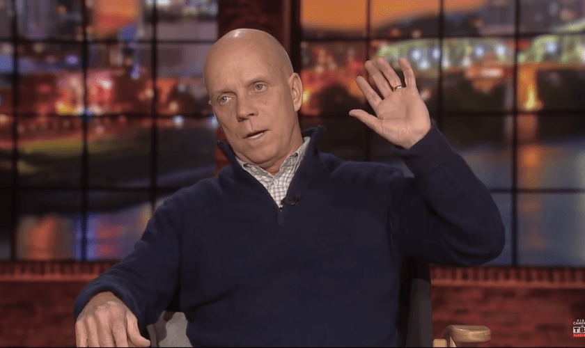 Scott Hamilton luta contra o câncer há mais de 20 anos. (Foto: Reprodução/YouTube/Kirk Cameron on TBN).