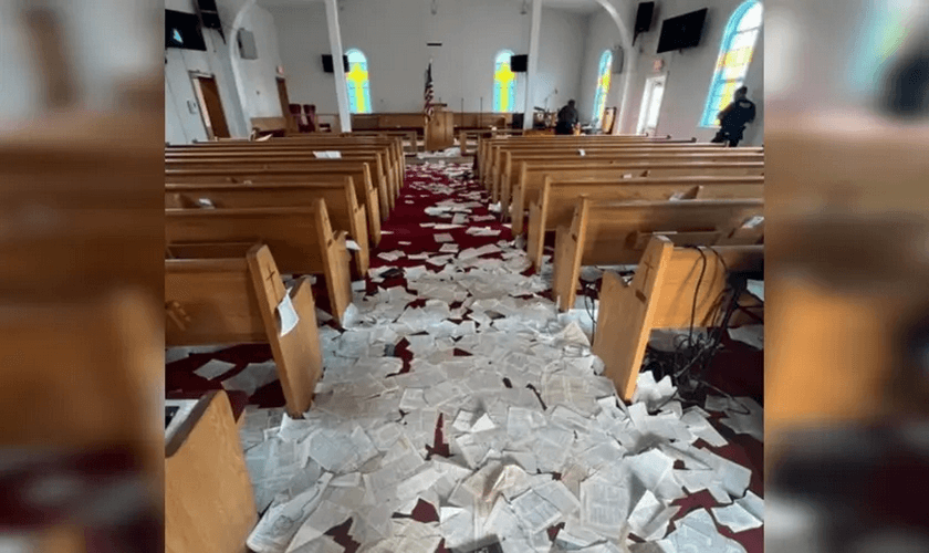 Criminosos arrancaram a cruz do altar e jogaram as folhas das Bíblias e hinários pelo chão. (Foto: Facebook/Eastport United Methodist Church).