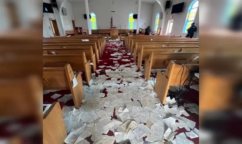 Criminosos arrancaram a cruz do altar e jogaram as folhas das Bíblias e hinários pelo chão. (Foto: Facebook/Eastport United Methodist Church).