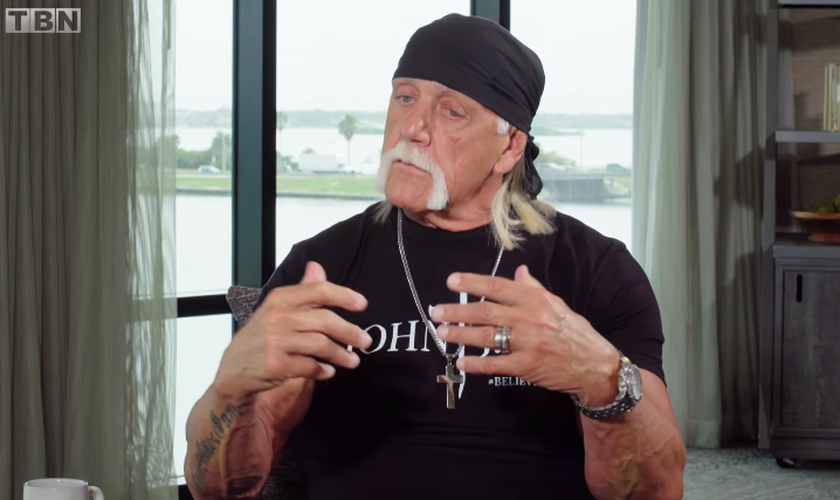 Hulk Hogan está testemunhando sobre sua transformação em Jesus. (Foto: Reprodução/Facebook/TBN).