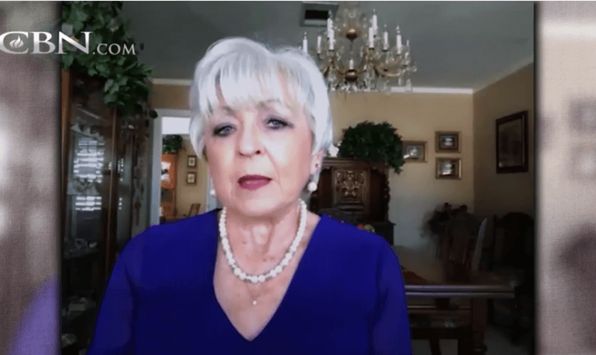 Pat foi curada durante oração pela TV. (Captura de tela/CBN News)