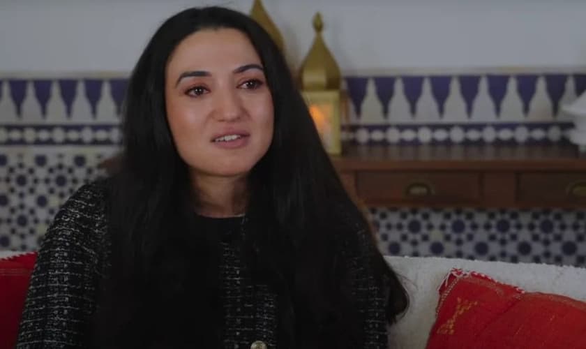 Fatima Gandhi em um evangelismo na Holanda. (Foto: Reprodução/Revive).