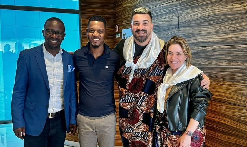 Felippe e Mariana Valadão com pastores locais. (Foto: Instagram/Felippe Valadão).
