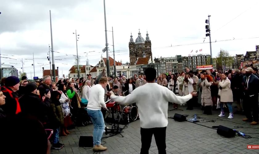 Evangelismo em Amsterdã. (Foto: Reprodução/YouTube/Presence)