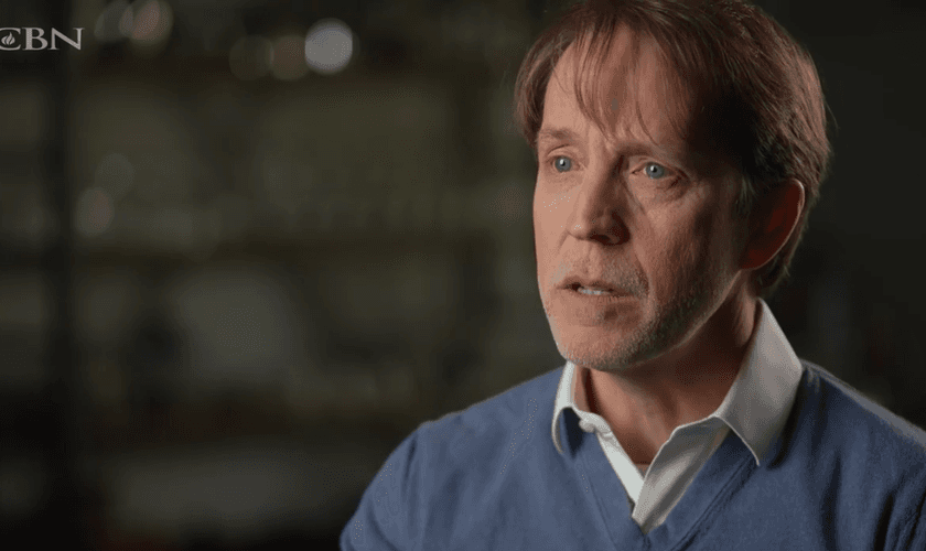 O dublador James Arnold Taylor testemunha sua história de fé. (Captura de tela/CBN News)