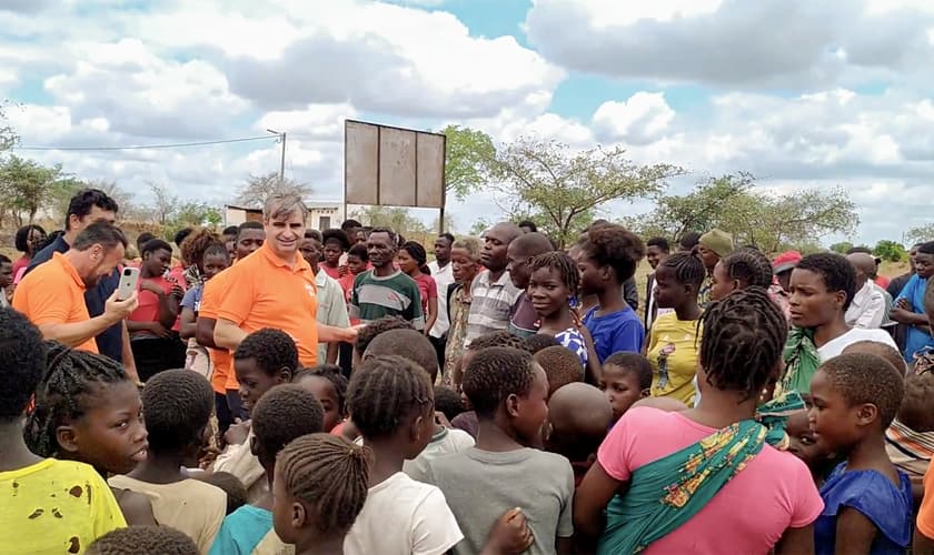 Pastor Elías Caetano durante el ministerio en Cateme, Mozambique. (Foto: Marcos Corrêa/Guiame)