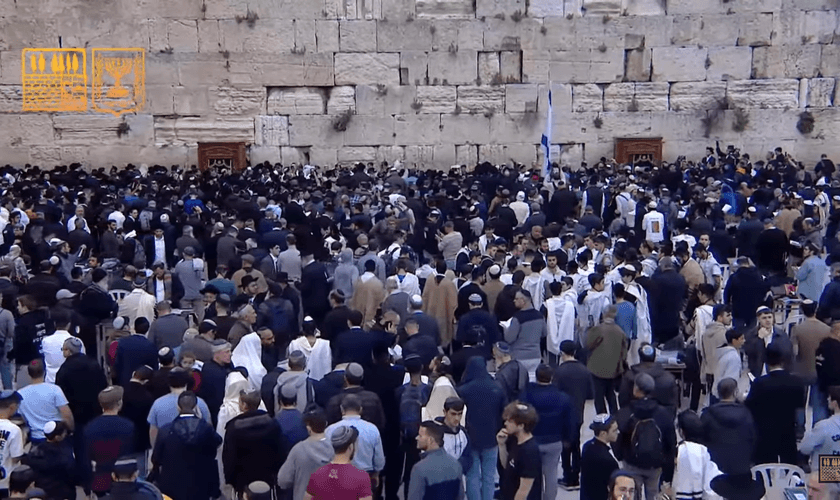 Centenas de judeus clamaram pela libertação dos 130 reféns. (Foto: Reprodução/YouTube/הקרן למורשת הכותל המערבי).