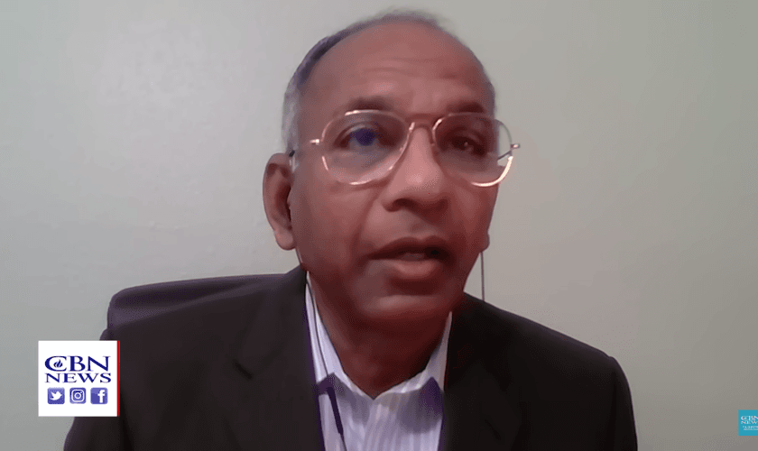 Johnson Varkey foi demitido de universidade nos EUA por ensinar biologia básica. (Foto: Reprodução/YouTube/CBN News).