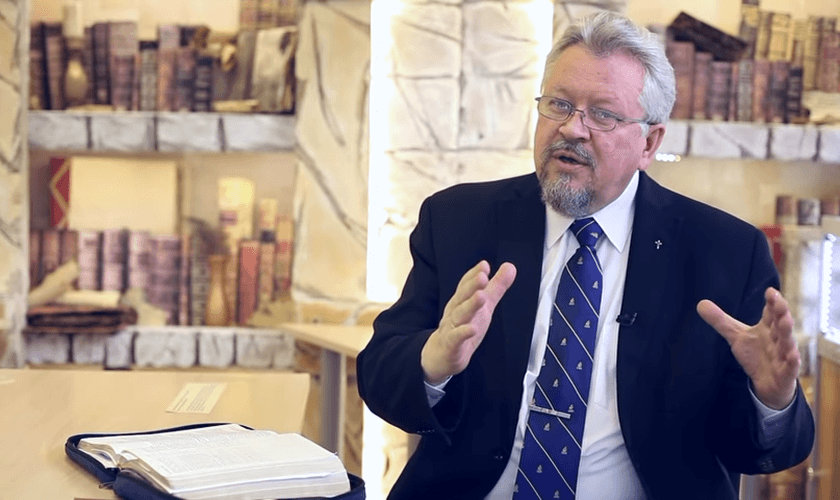 Piotr Mickiewicz: “Continuemos a orar pela paz nos corações das pessoas”. (Captura de tela/YouTube/Baptist Tv)