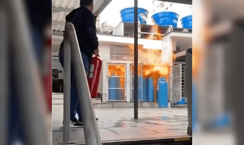 Vídeo mostra fogo no compartimento de botijões de gás. (Captura de tela/Instagram/assembleianosdevalor)