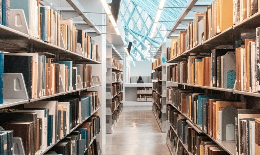 Tribunal diz que exemplares da Bíblia nas bibliotecas municipais é ‘inconstitucional’. (Foto: Unsplash/Shunya Koide)