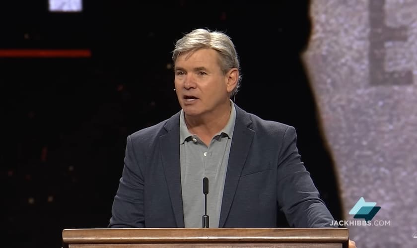 Pastor Jack Hibbs. (Captura de tela: YouTube/Real Life with Jack Hibbs)